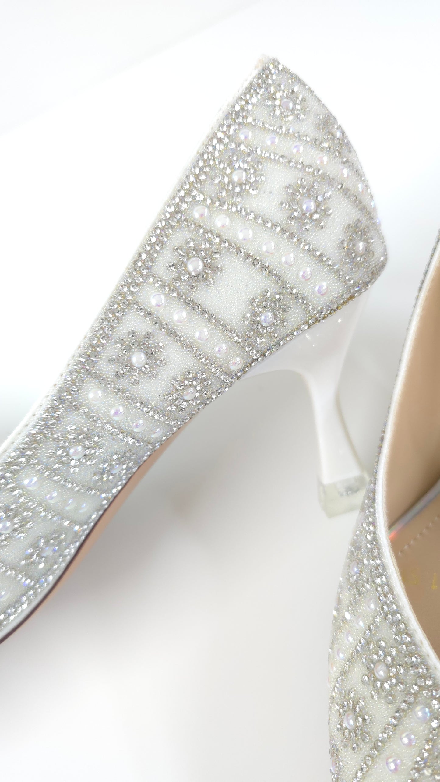 水晶珠飾低跟鞋Crystal-Embellished Low Heels