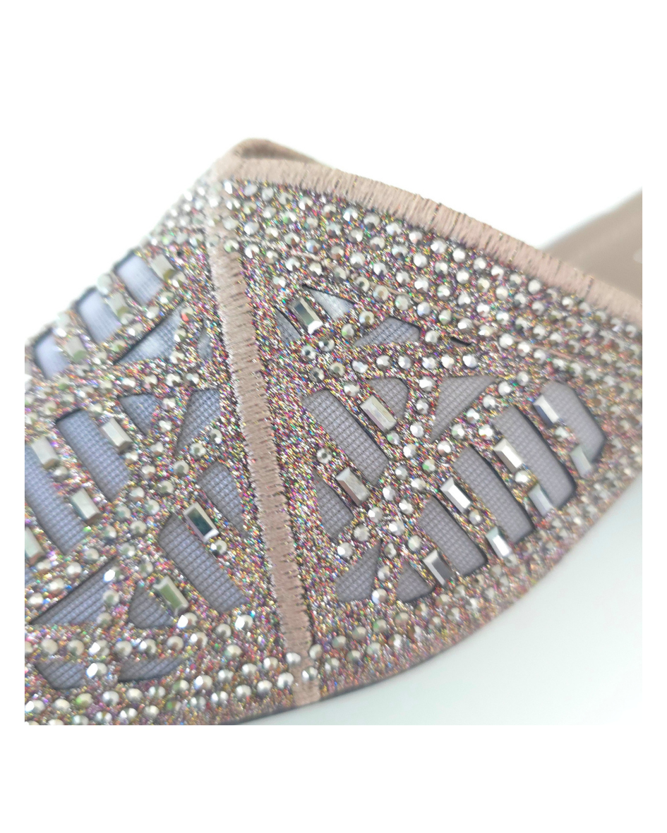 【限時優惠FLASH SALE】法式輕奢透膚疊邊穆勒鞋｜V型疊邊刺繡 ‧ 精細圓長閃石 ‧ 一踩即走