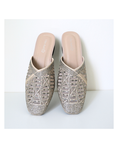 【限時優惠FLASH SALE】法式輕奢透膚疊邊穆勒鞋｜V型疊邊刺繡 ‧ 精細圓長閃石 ‧ 一踩即走