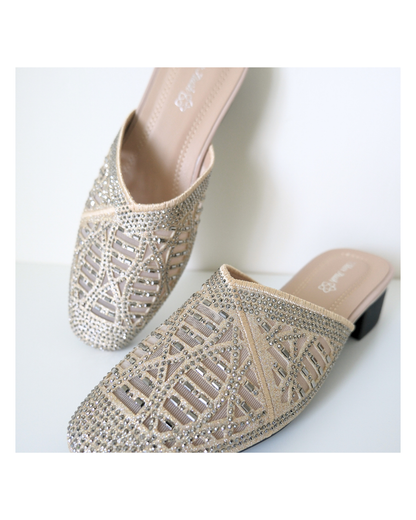 【限時優惠FLASH SALE】法式輕奢透膚疊邊穆勒鞋｜V型疊邊刺繡 ‧ 精細圓長閃石 ‧ 一踩即走