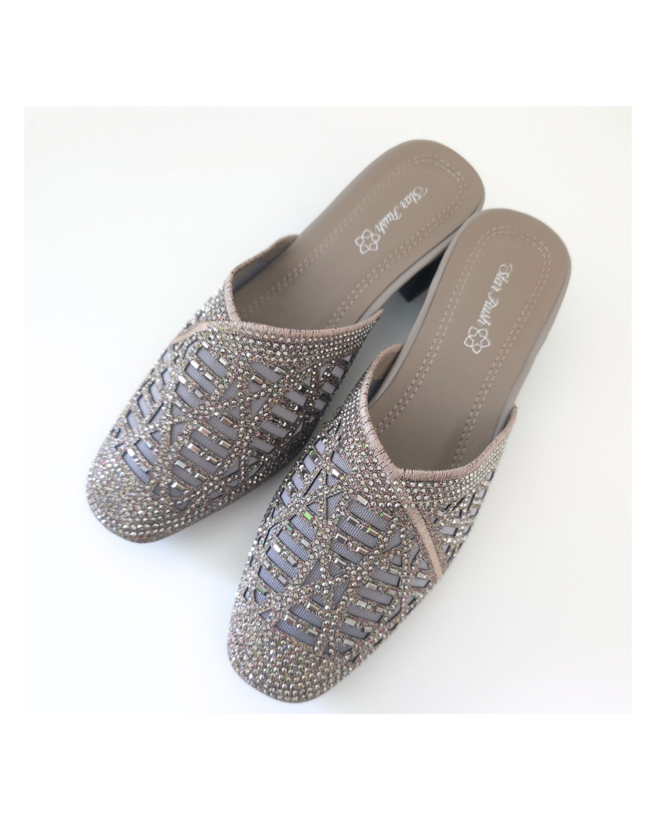 【限時優惠FLASH SALE】法式輕奢透膚疊邊穆勒鞋｜V型疊邊刺繡 ‧ 精細圓長閃石 ‧ 一踩即走