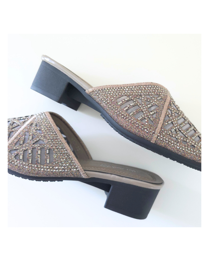 【限時優惠FLASH SALE】法式輕奢透膚疊邊穆勒鞋｜V型疊邊刺繡 ‧ 精細圓長閃石 ‧ 一踩即走