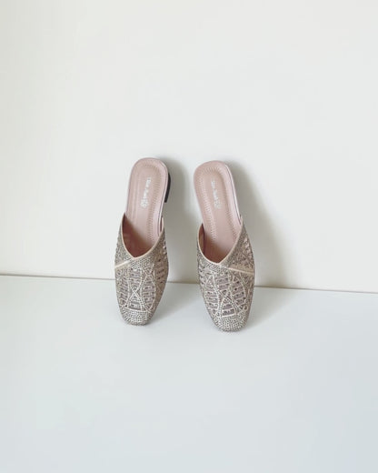 【限時優惠FLASH SALE】法式輕奢透膚疊邊穆勒鞋｜V型疊邊刺繡 ‧ 精細圓長閃石 ‧ 一踩即走